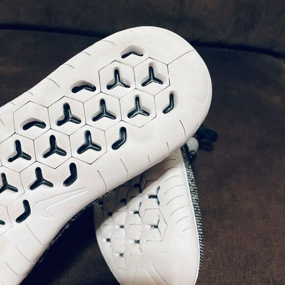 Nike Women's Free RN Flyknit 2018 Oreo Running Athletic 942839-101 Size 9 US - Picture 9 of 10